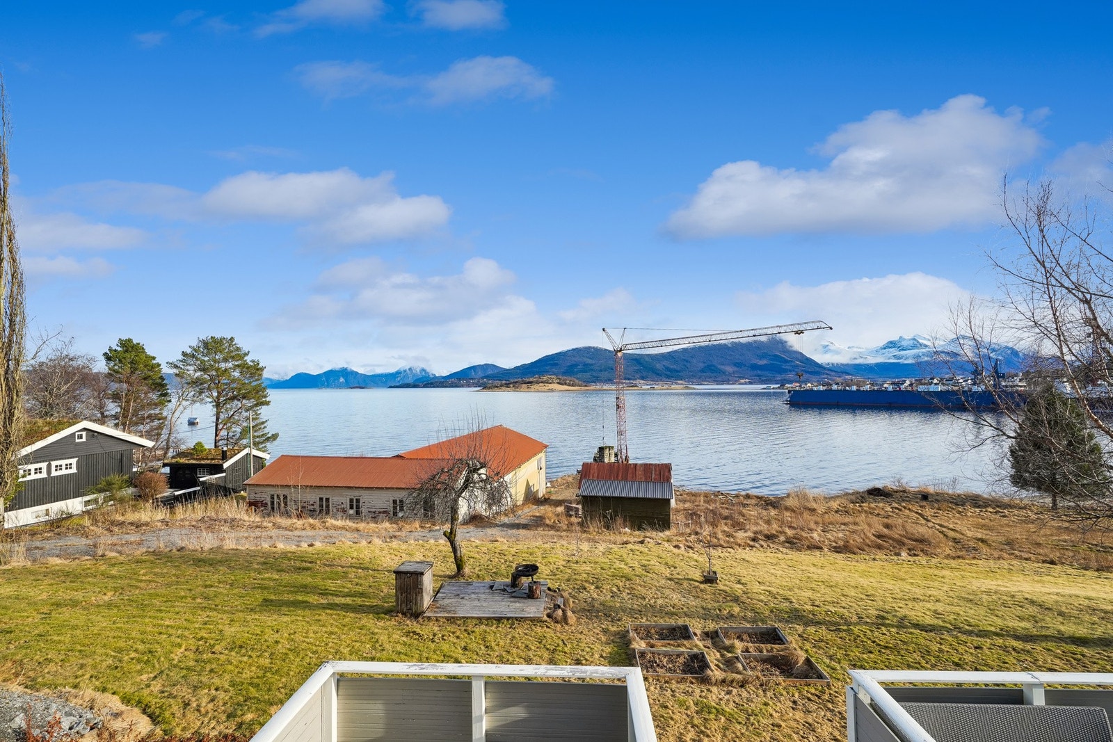 Videre kan du nyte vakre Romsdalsfjell og gode solforhold - mens du hører lyden av sjøen.. Galleribilde