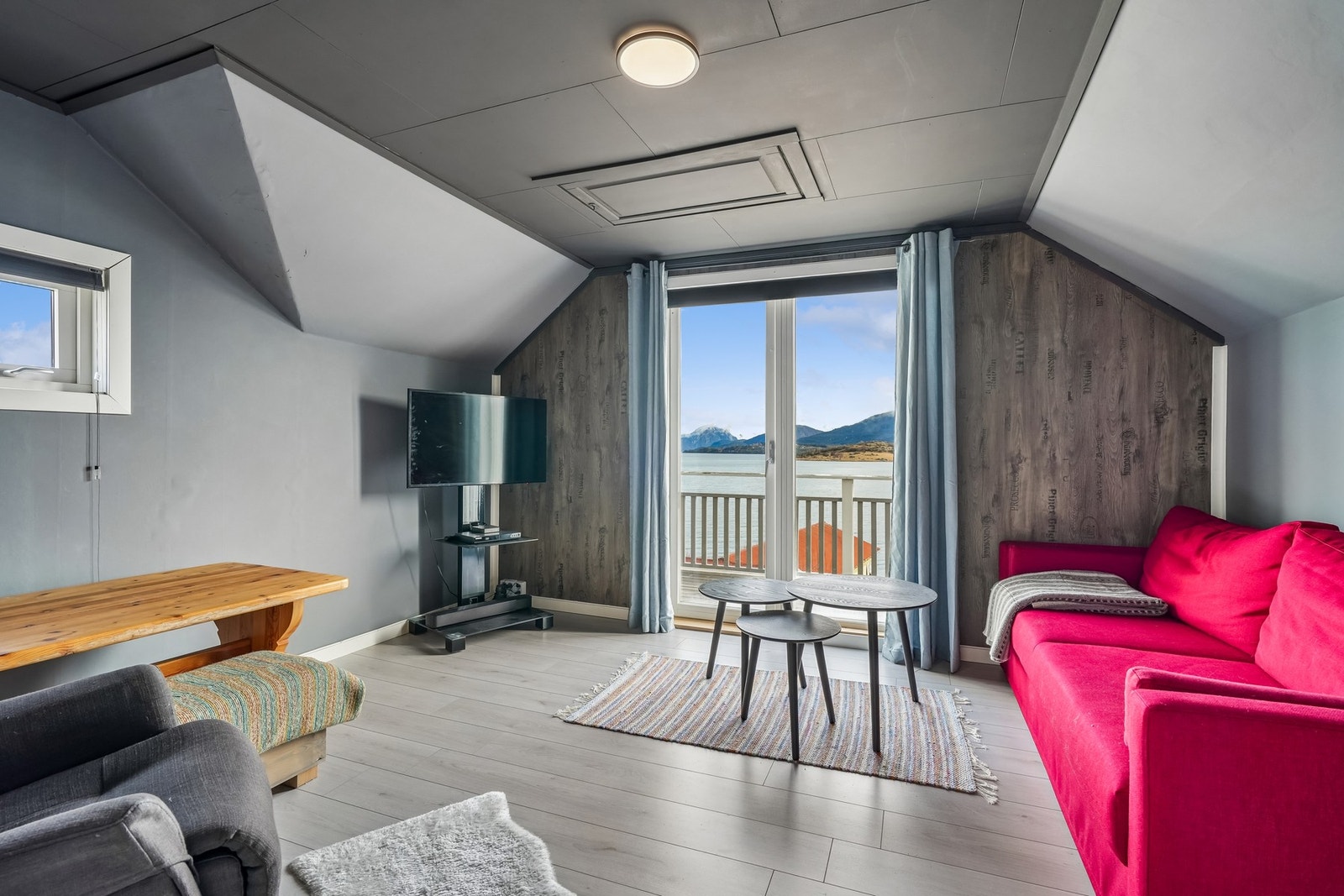 Romslig loftstue (evt. stort soverom) med plass til møblering av sittegruppe og tilhørende møblement. Utgang til balkong. Galleribilde