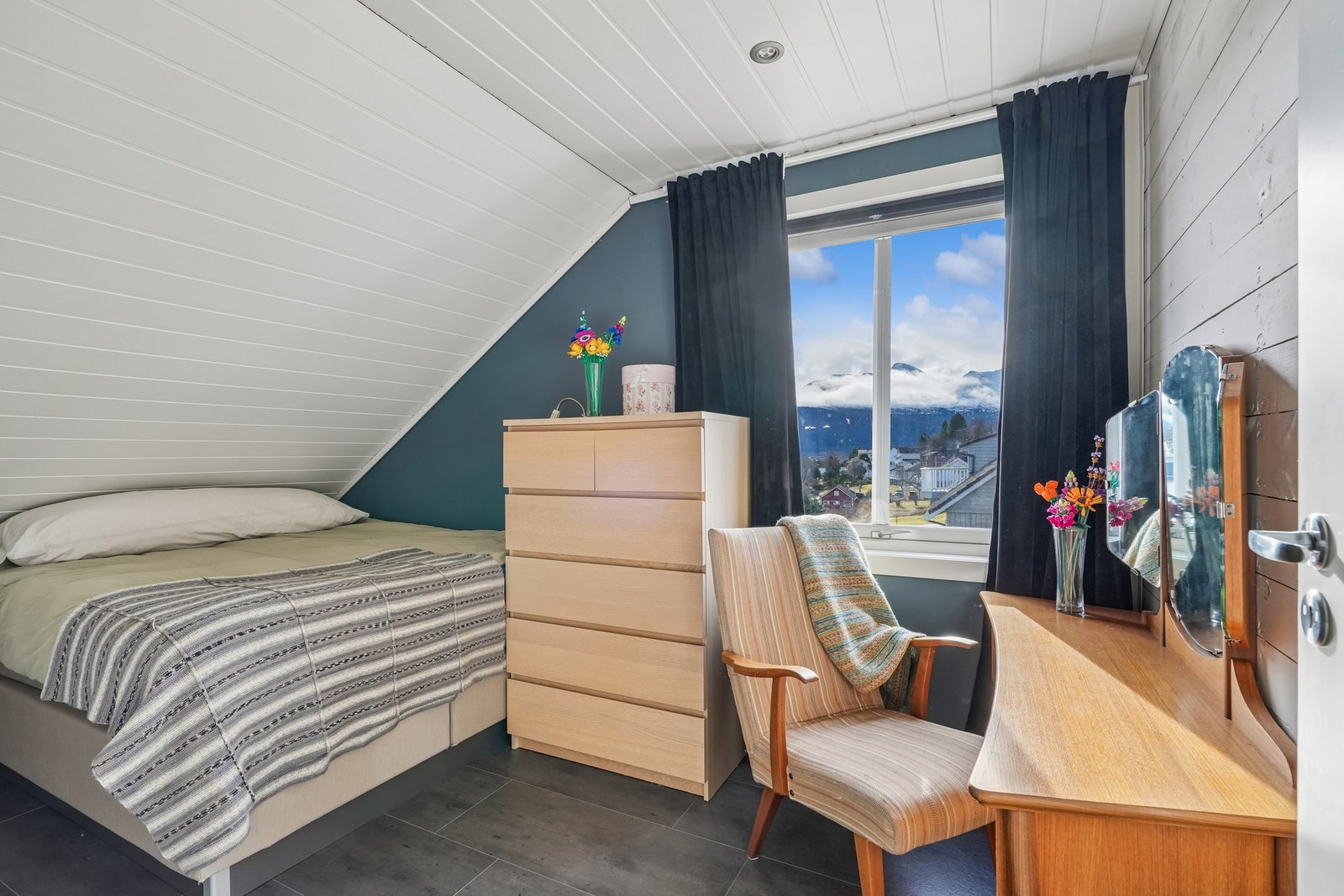 Soverom nr 1 på loftet med plass til dobbeltseng og nattbord. Det er plass til både kommode og skrivebord. Galleribilde