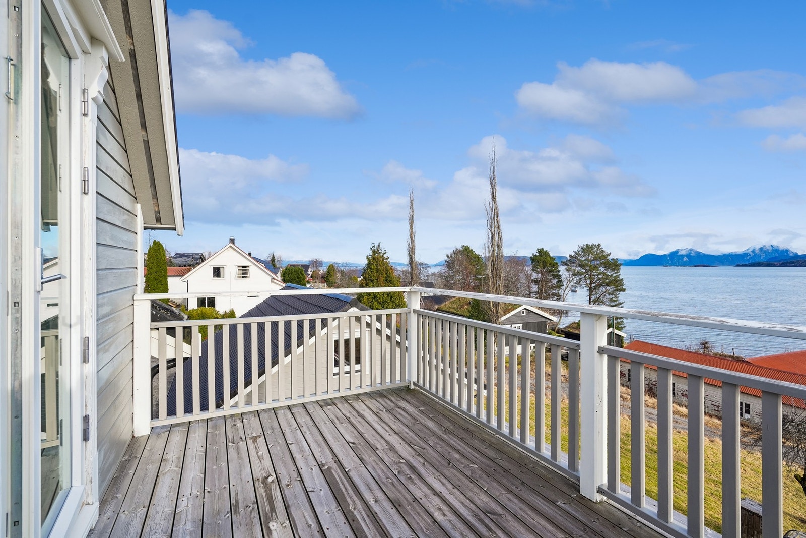 Balkongen har et areal på ca. 9 kvm. Den vender mot sørøst og har gode solforhold gjennom dagen. Legg merke til utsikten. Galleribilde