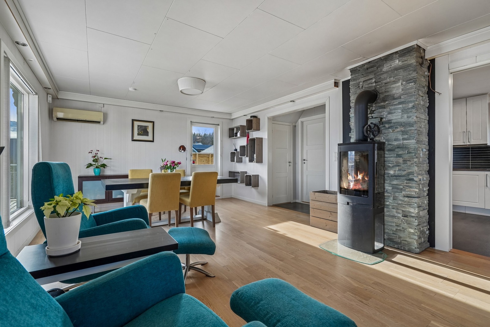 Det er montert varmepumpe på stuen for god oppvarming, i tillegg til den fine peisovnen. Galleribilde