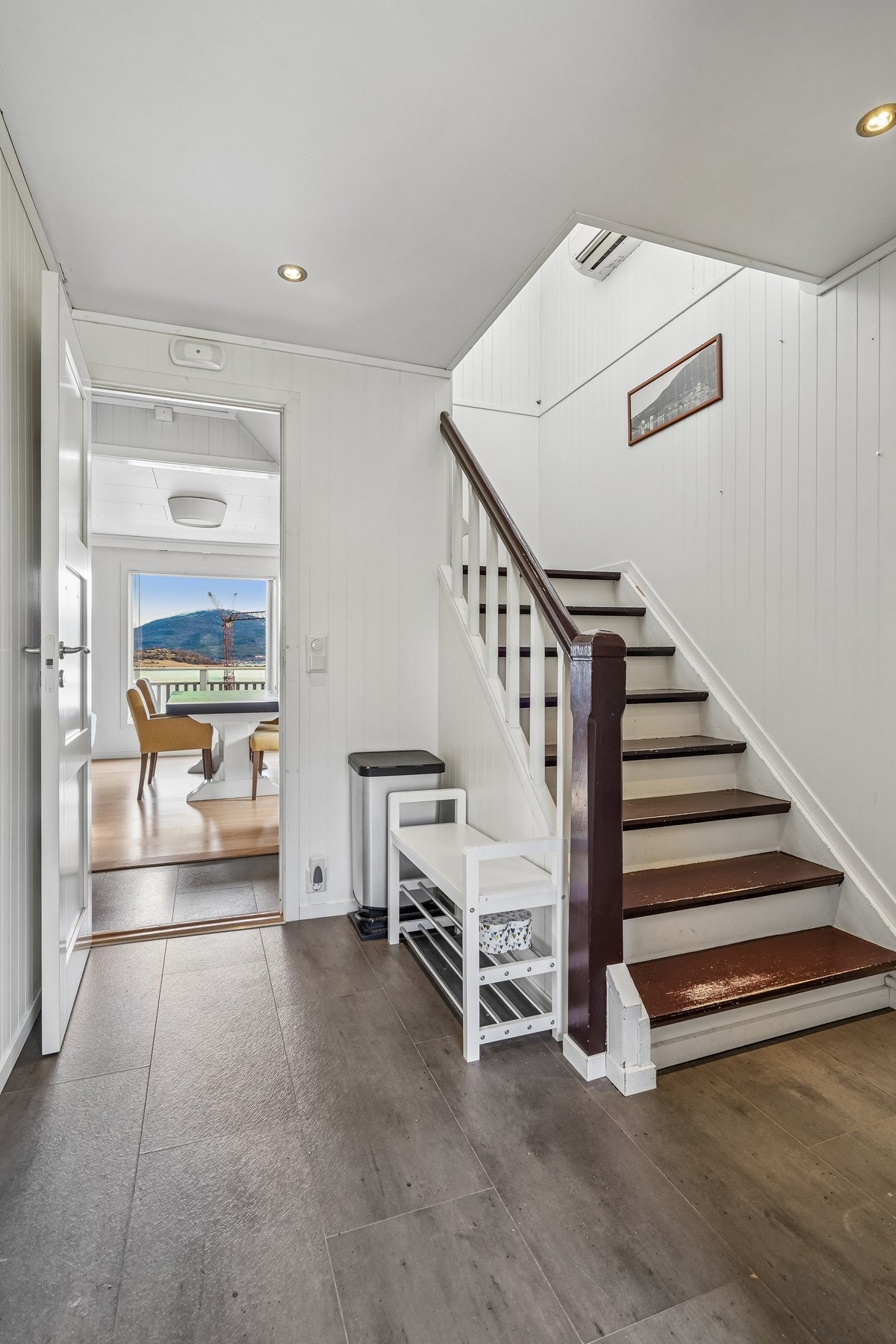 Trapp opp til loft. Det er montert varmepumpe på veggen i trappeløpet. Galleribilde