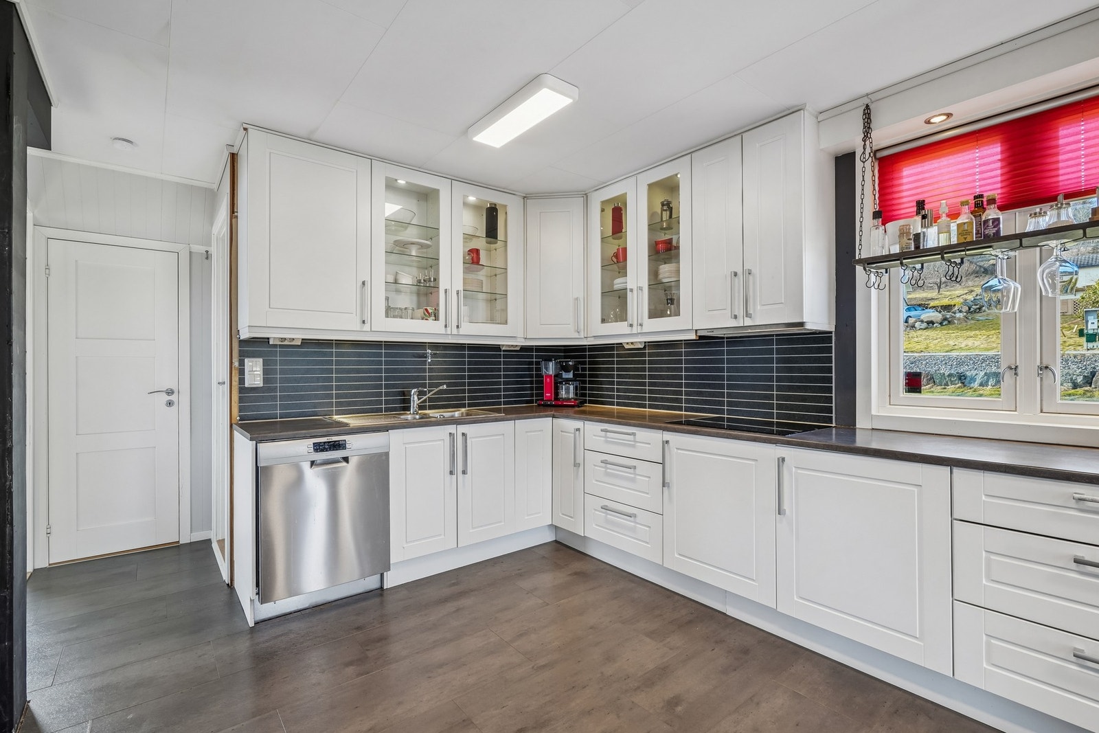 Kjøkkenet er utstyrt med hvitevarer som oppvaskmaskin, induksjonstopp, stekeovn og kjøleskap. Galleribilde