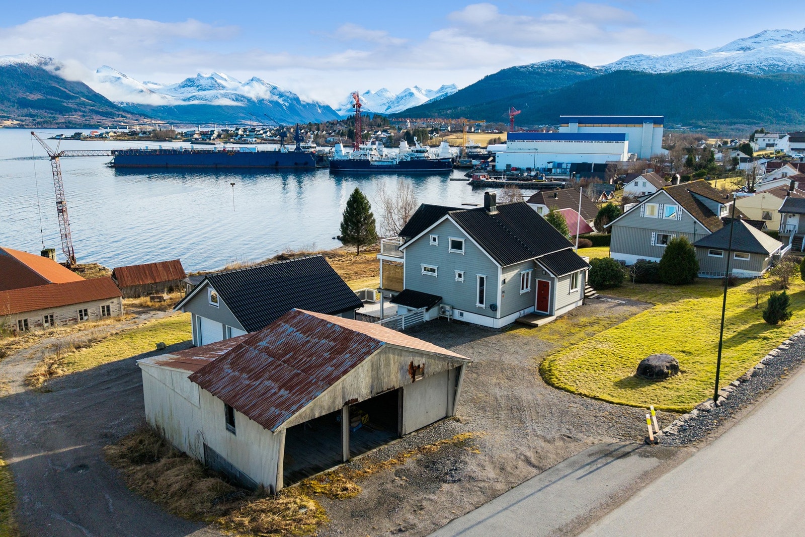 Det er montert vannutkaster og hagetrommel like ved inngangsparti. Stor biloppstillingsplass gir rikelig med plass til gjester. Galleribilde