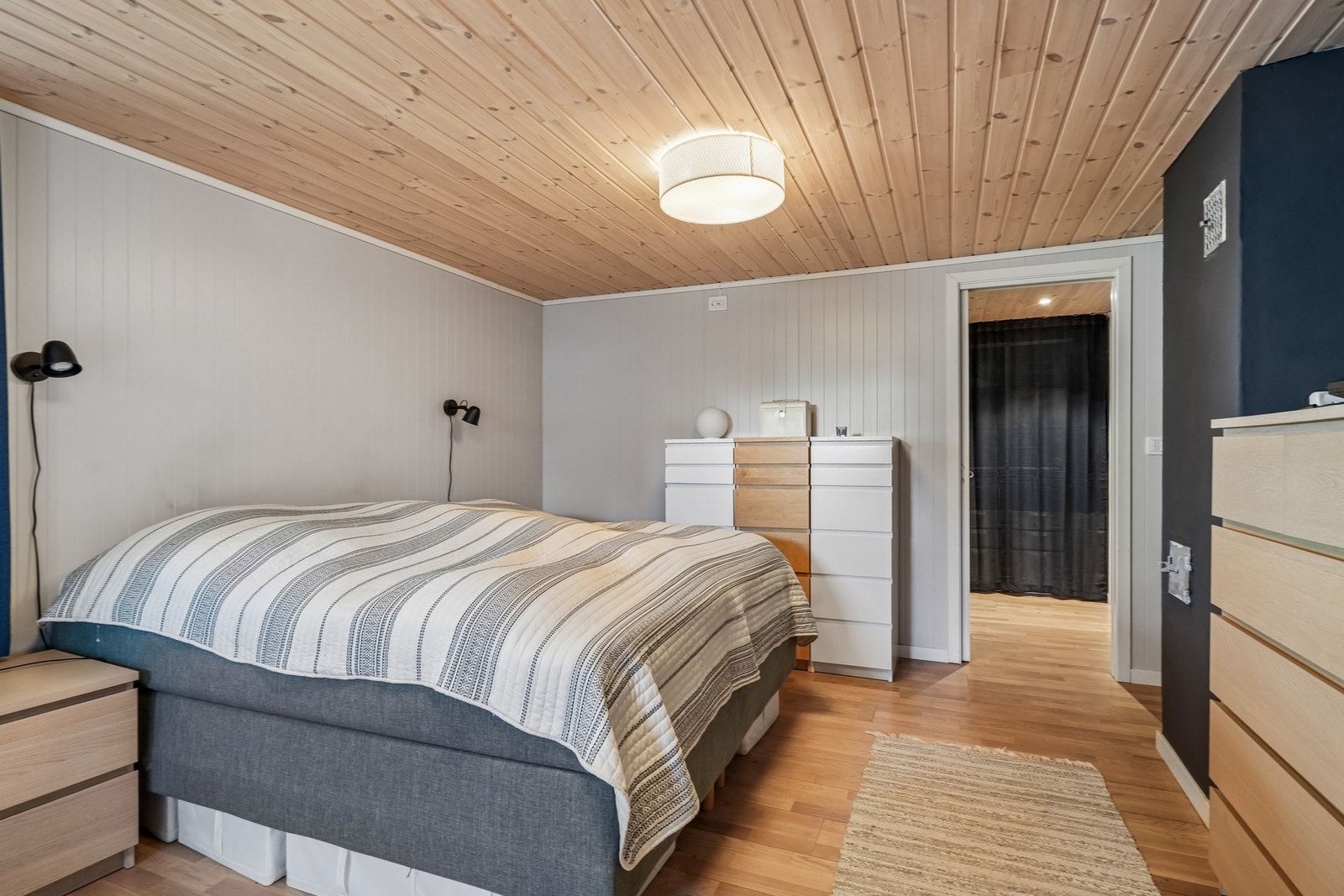 Soverommet har gulvoverflater av parkett, og på veggene er det malt panel og mur. Himling med panel. Galleribilde