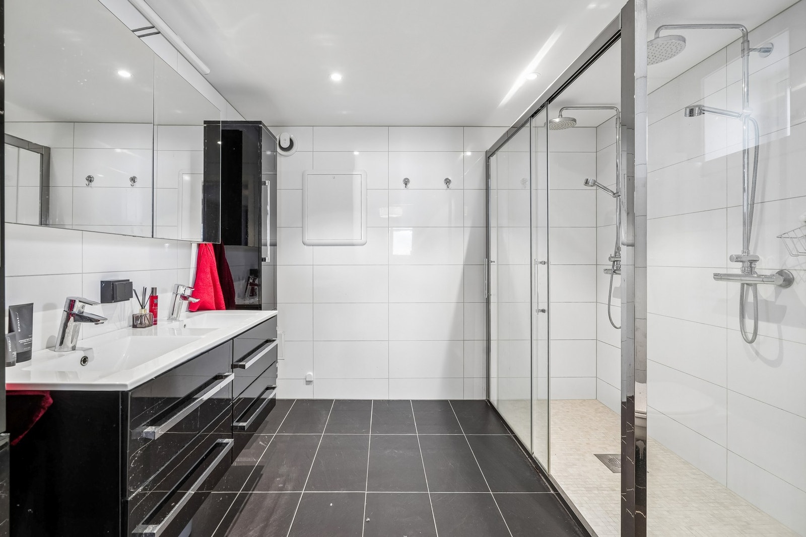 Bad i kjelleren er fra 2016 og er helfliset med elektriske varmekabler i gulvet. Pen innredning med skuffefronter og to servanter. Speilskap med belysning over. Høyskap på begge sidene for god oppbevaring. Galleribilde