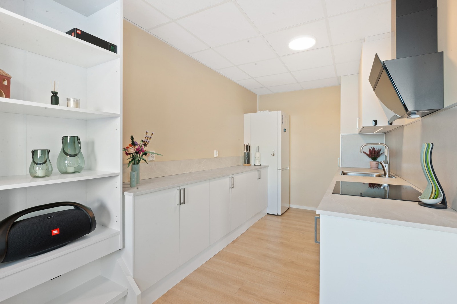 Moderne kjøkken med lyse slette overflater, godt med skap god skapplass. Komfyr, platetopp, oppvaskmaskin og kjøl/frys medfølger. Galleribilde