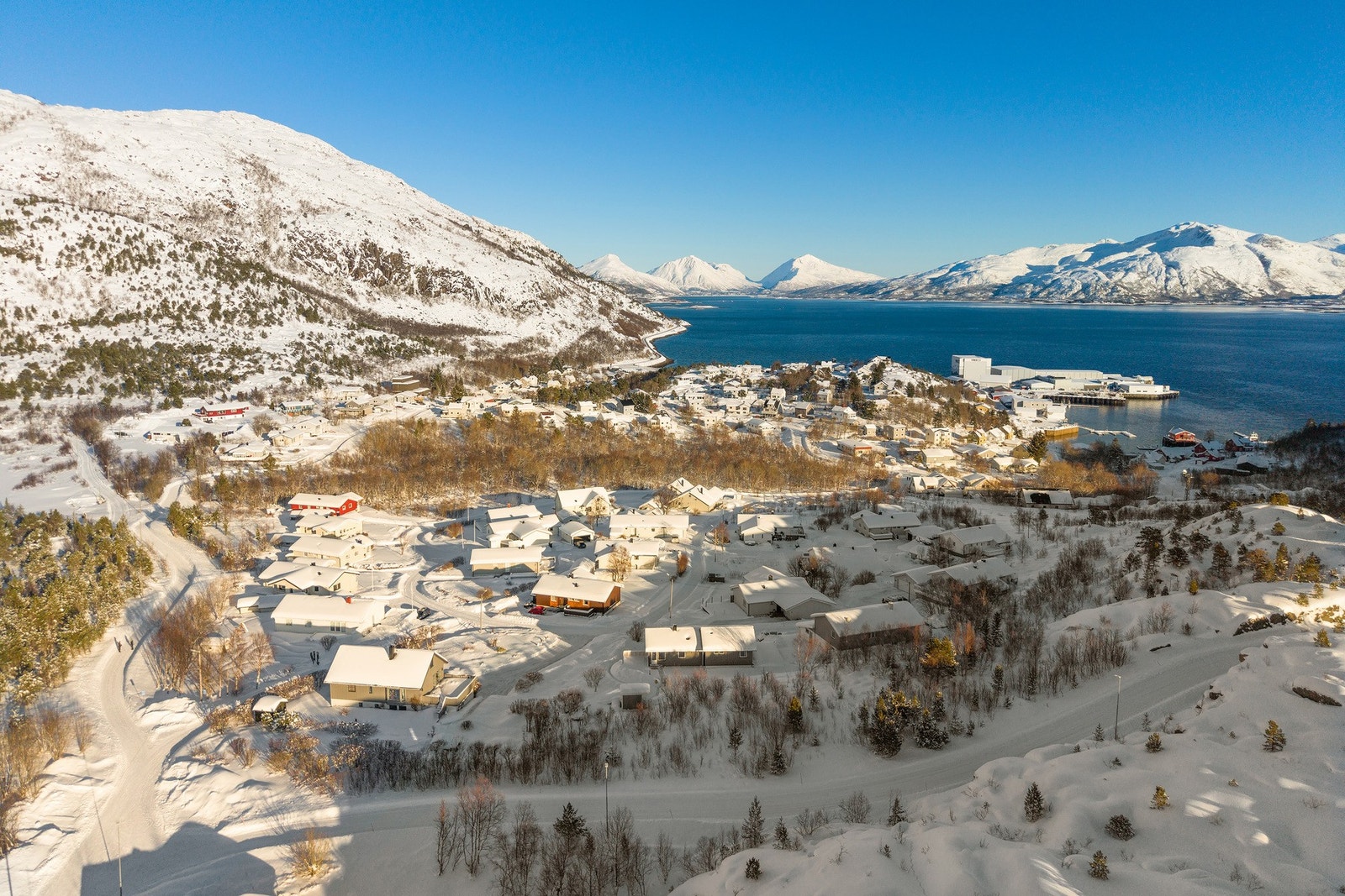 Eiendommen har beliggenhet i etablert boligområde i Lødingen tettsted. God utsikt i sektor Nord/nordøst mot Tjeldsundet, nabobebyggelse og nærliggende naturområder. Galleribilde