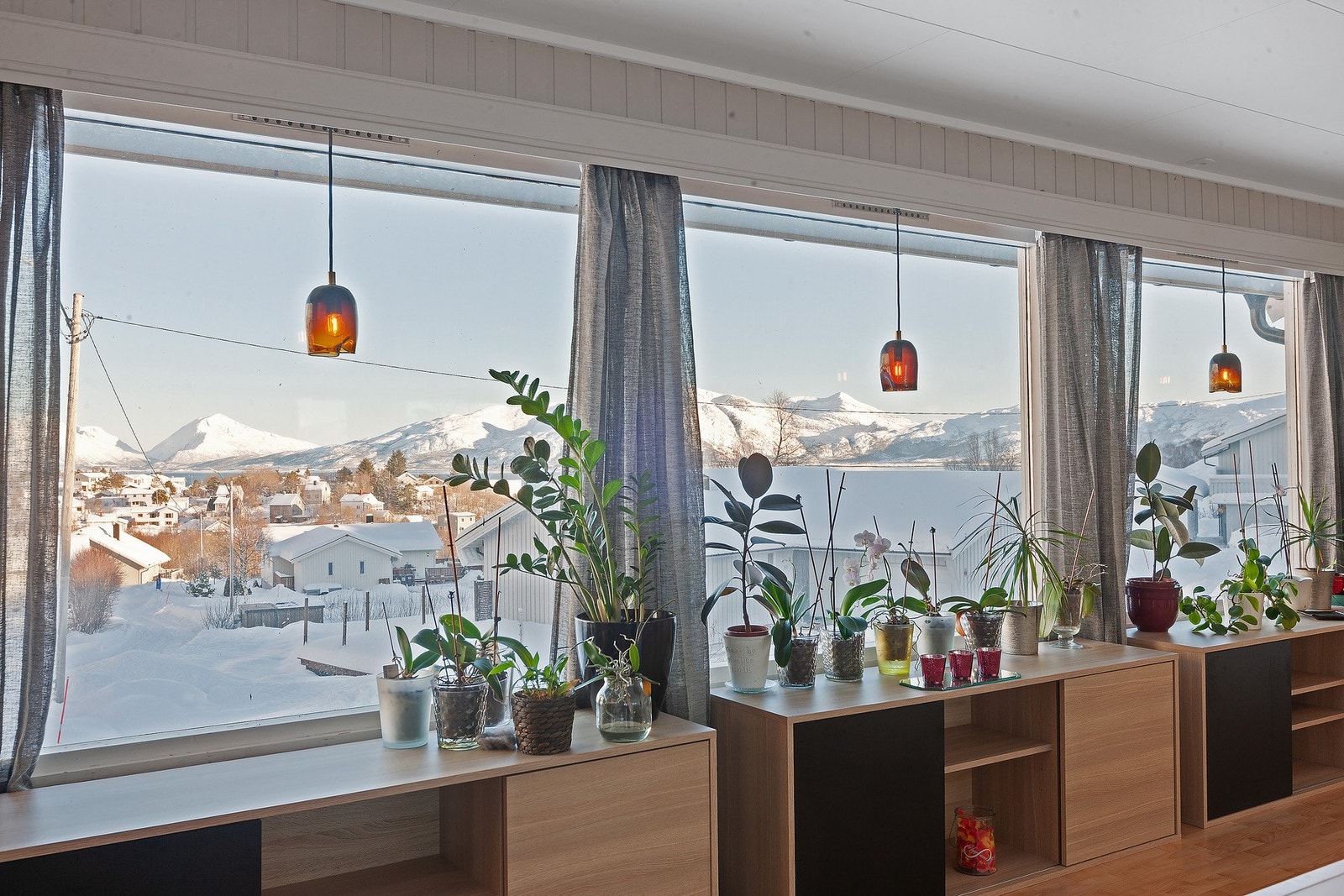 Lys stue med fin utsikt. Galleribilde