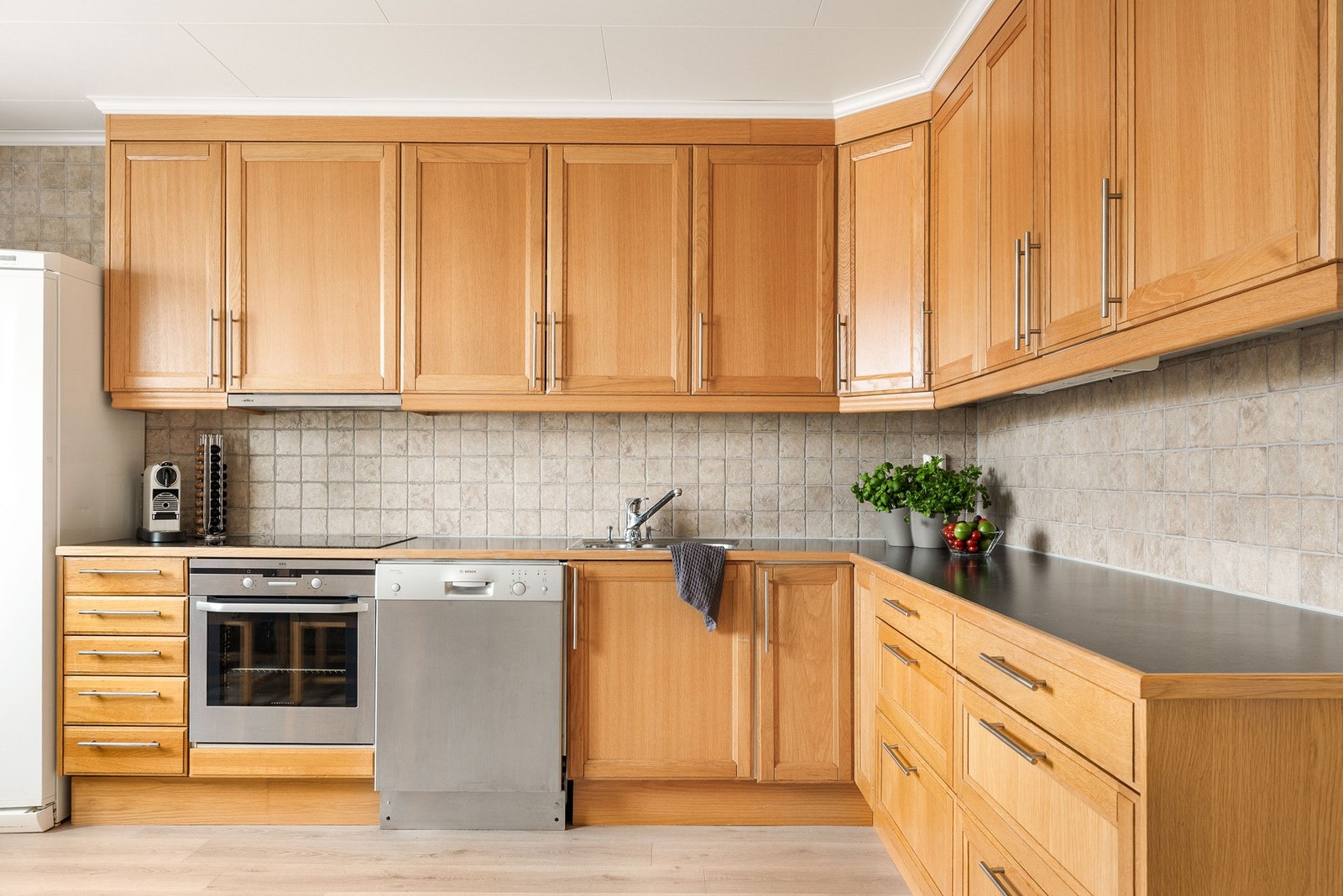 Kjøkkeninnredning med profilerte fronter og godt med skap- og benkeplass. Galleribilde