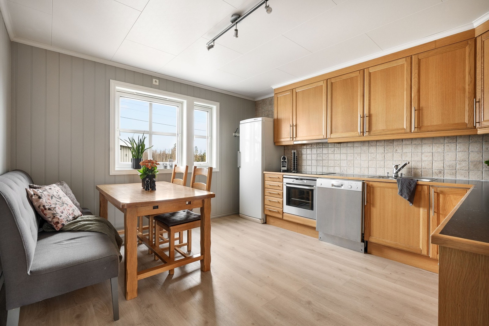 Romslig kjøkken med spiseplass. Galleribilde