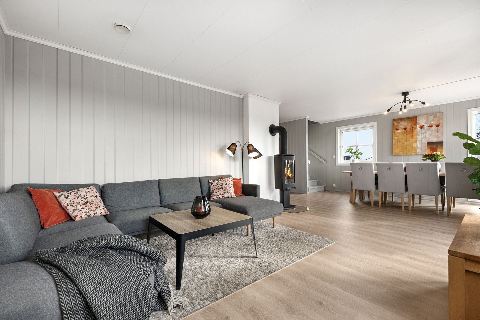 Luftig og lyst og med god plass til både sofa og spisestue. Galleribilde