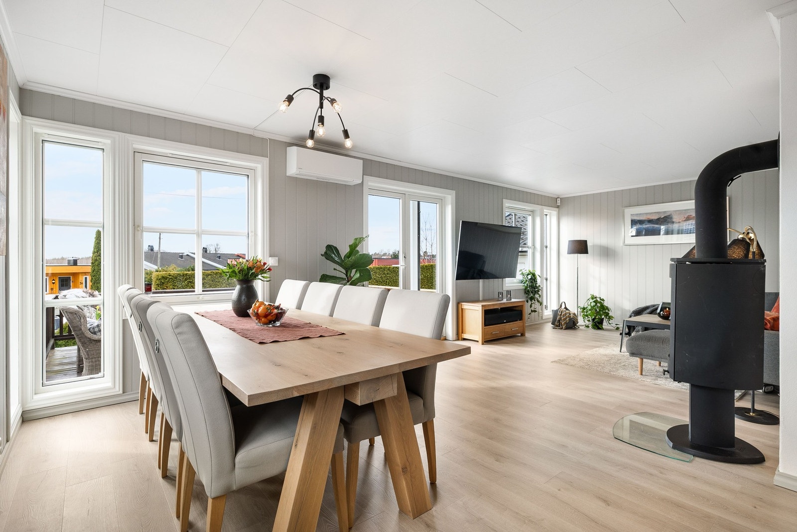 Stuen har store vinduer som gir godt med dagslys og har peisovn som gir god varme på kjølige dager. Galleribilde