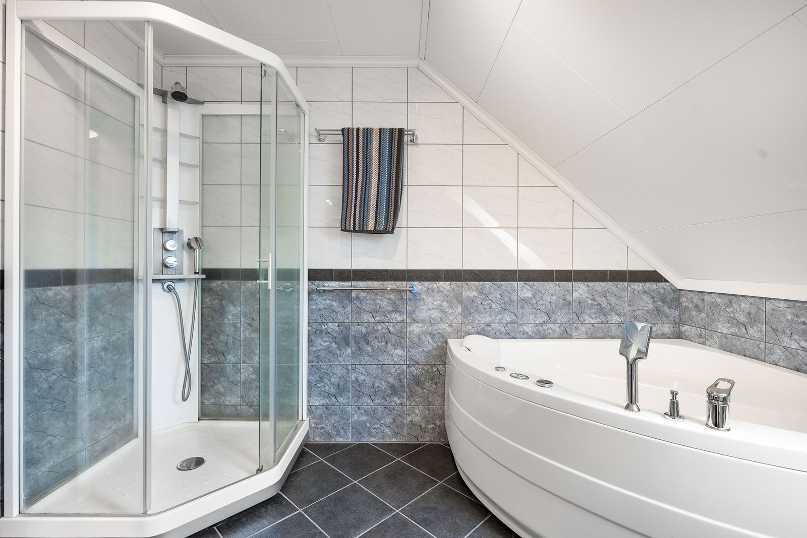 Badet er praktisk innredet med både dusj og badekar. Galleribilde