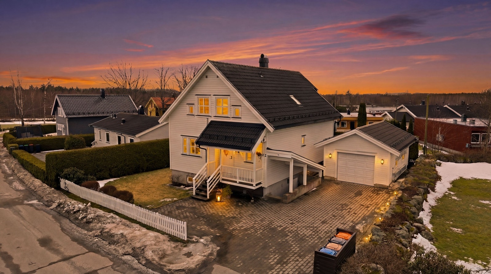 Familievennlig enebolig med frittstående garasje og parkering på gårdsplass. Boligen ligger i et område med fin natur. Galleribilde