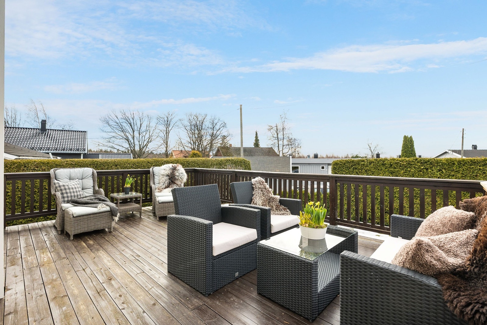 Terrassen har god plass til utemøbler og har fint utsyn til omgivelsene. Galleribilde