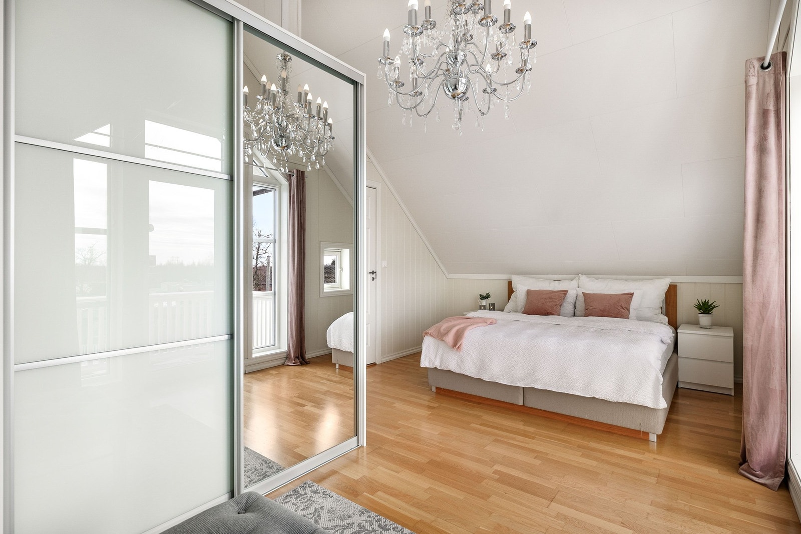 Soverom med skyvedørsgarderobe og plass til dobbeltseng med tilhørende nattbord. Galleribilde