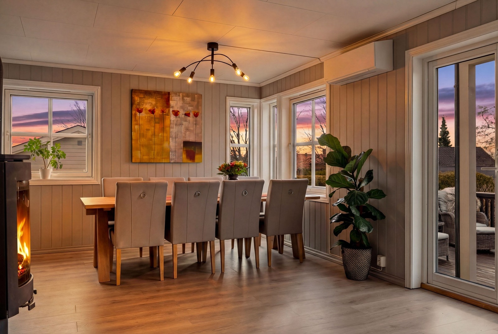 Stuen er lys og innbydende og det er plass til romslig spisestue. Galleribilde