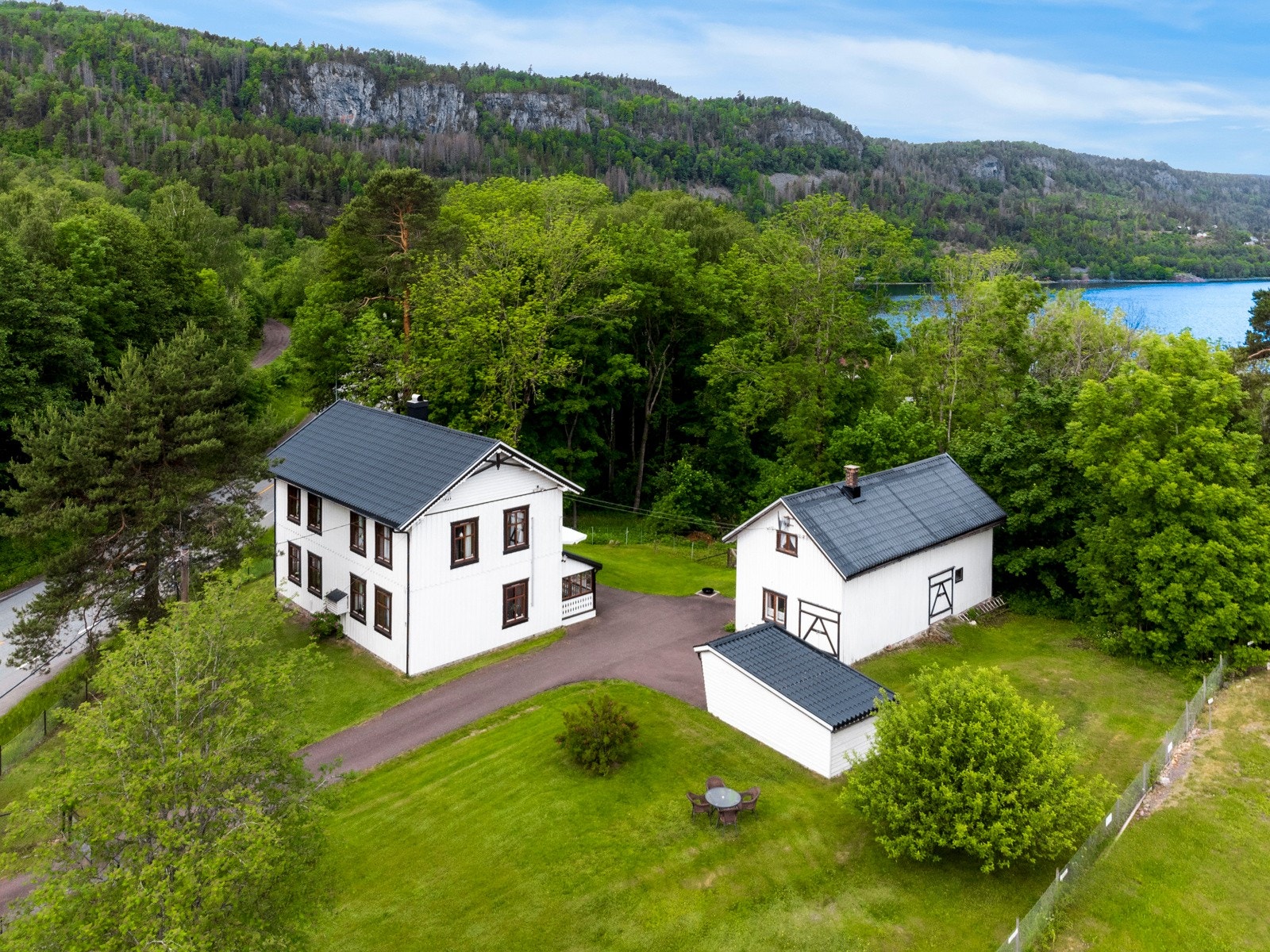 En romslig enebolig i skjønne omgivelser, nær sjøen med alt det bringer med seg Galleribilde