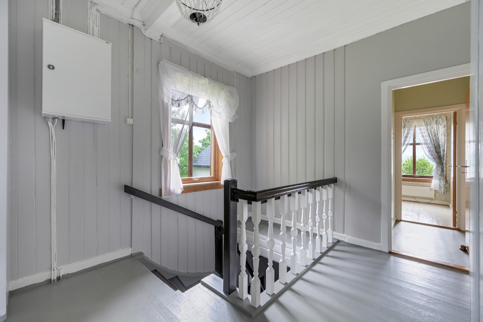 Videre opp trappen er boligens 2. etasje med 2 soverom, kjøkken, stue og bad Galleribilde