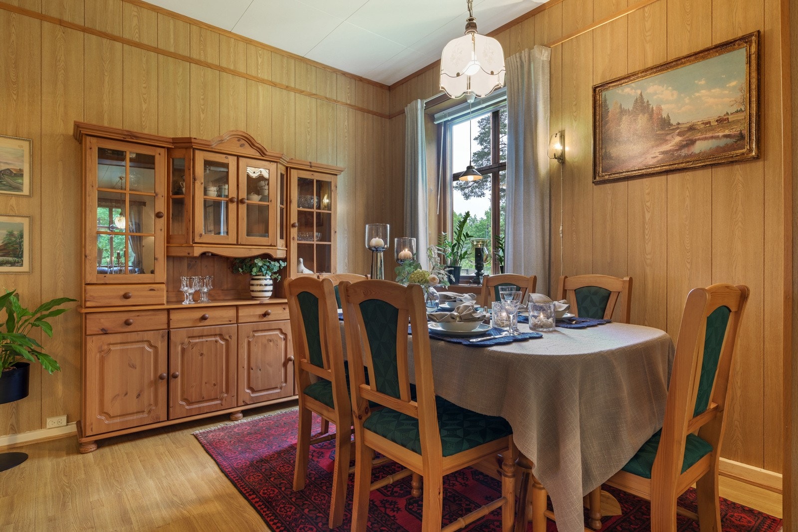 God plass til et spisebord hvor man kan samles til de gode måltidene Galleribilde