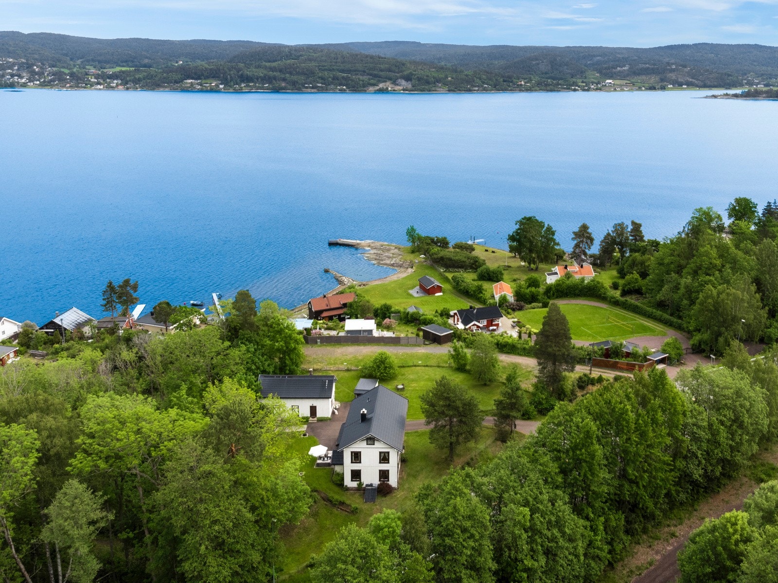 Hege Svebakk har gleden av å presentere Fjordveien 120. Foto: Kristian T. Bollæren Galleribilde