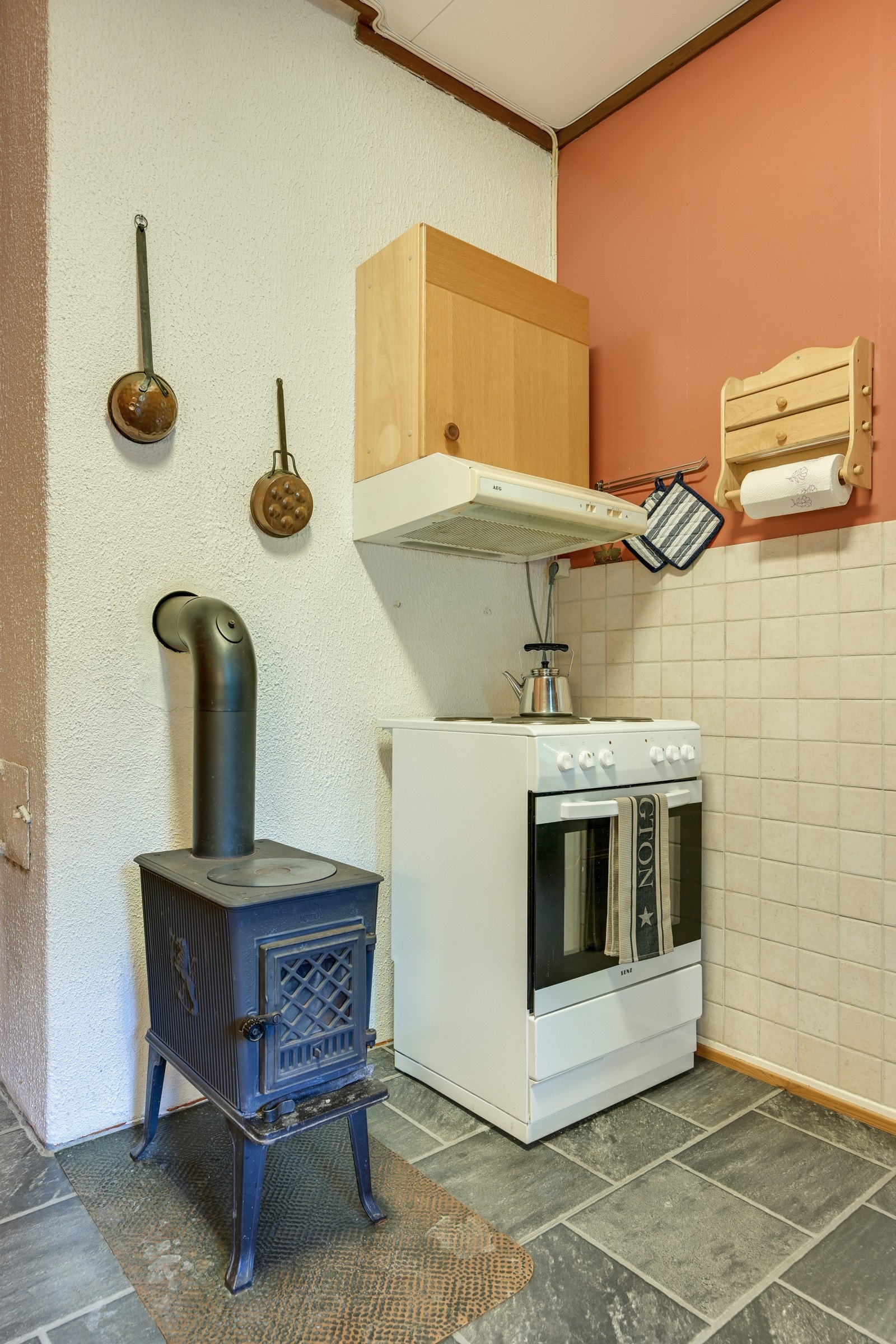 Kjøkken i 1.etg med vedovn Galleribilde