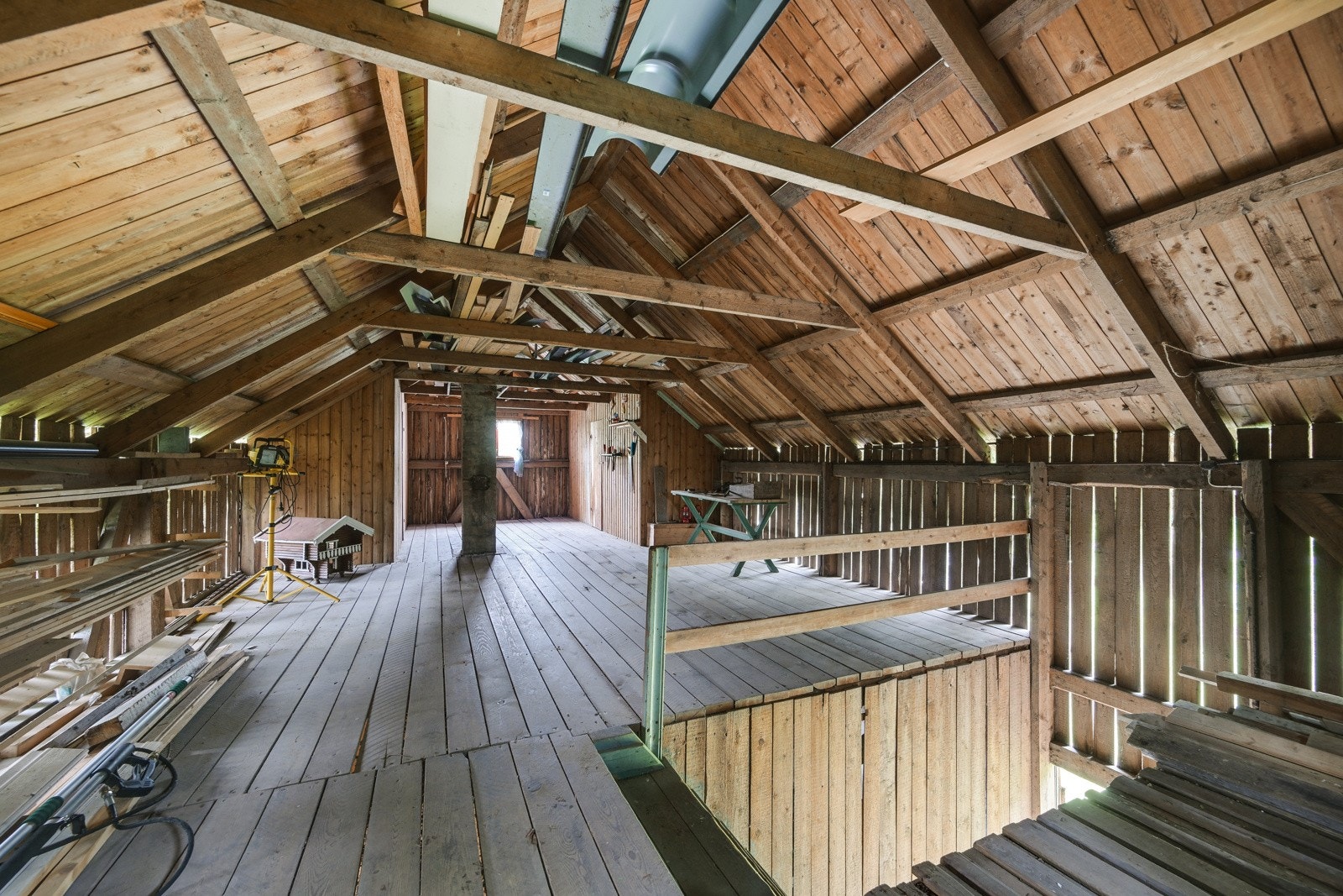 Diverse boder og råloft med god plass til å gjemme unna alt av verktøy, båt og sportsutstyr Galleribilde