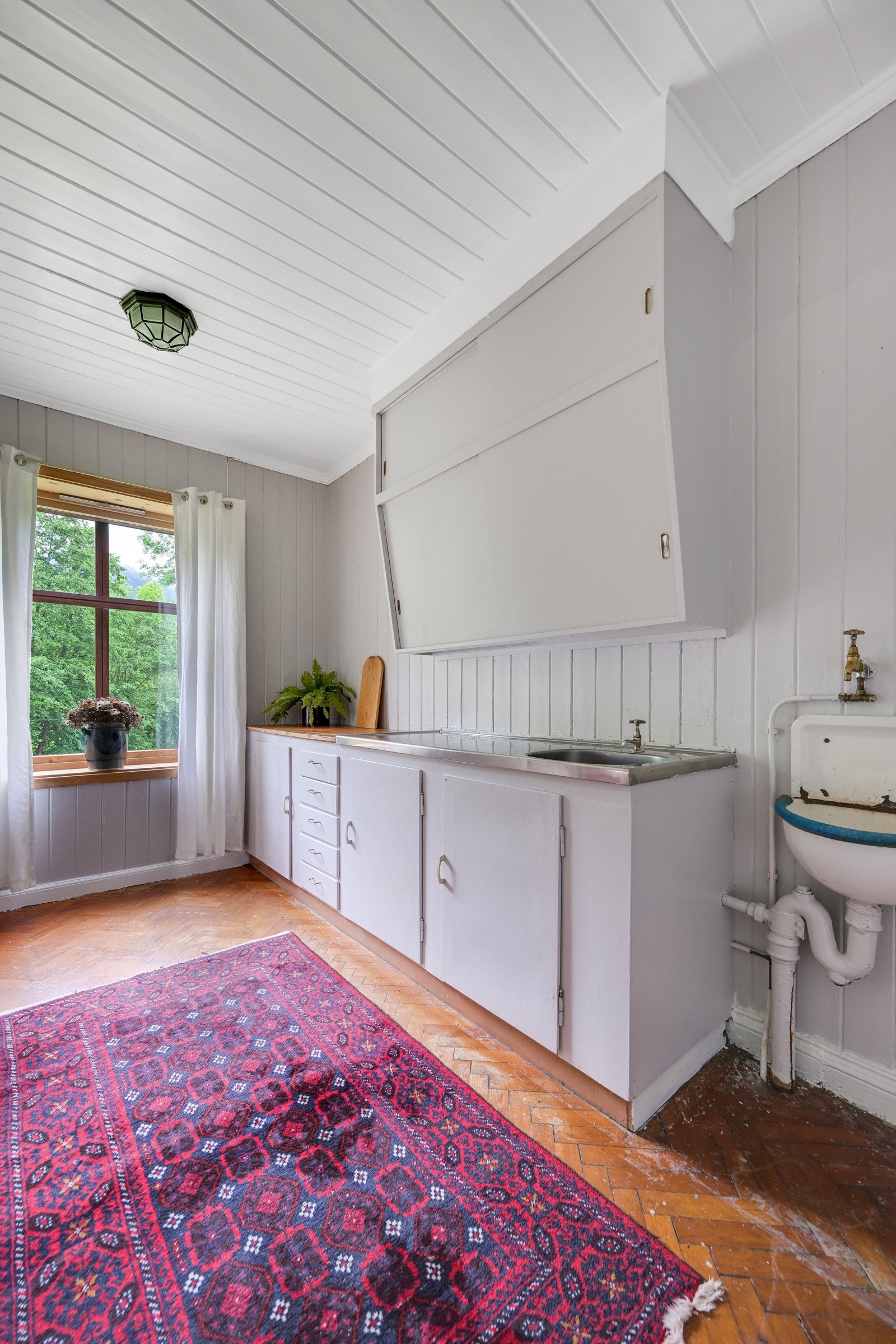 Eldre og koselig innredning hvor morgenkaffen kan nytes ved vinduet Galleribilde