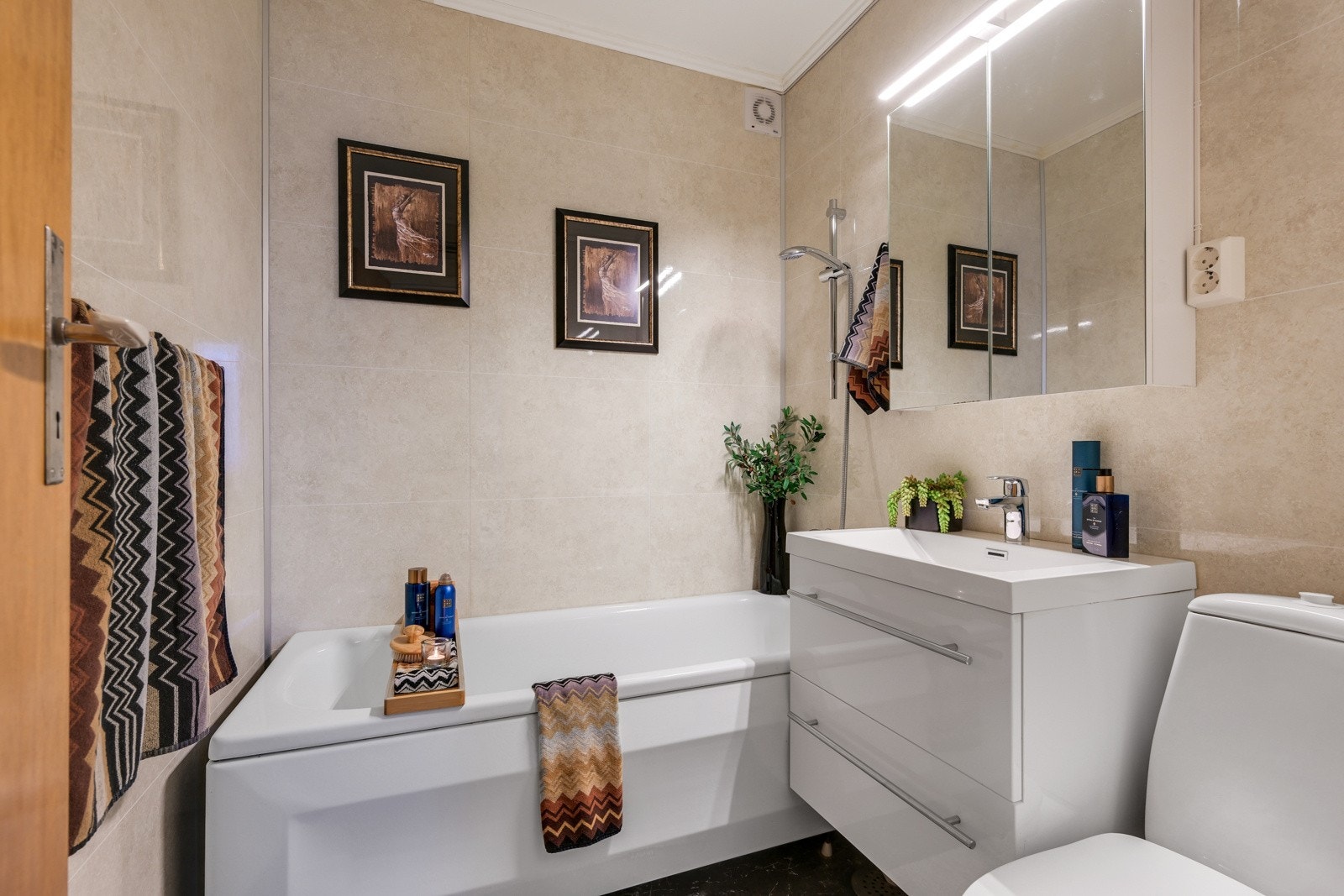 Hovedbad 1.etg. med sevant i lys innredning, klosett og et herlig badekar Galleribilde