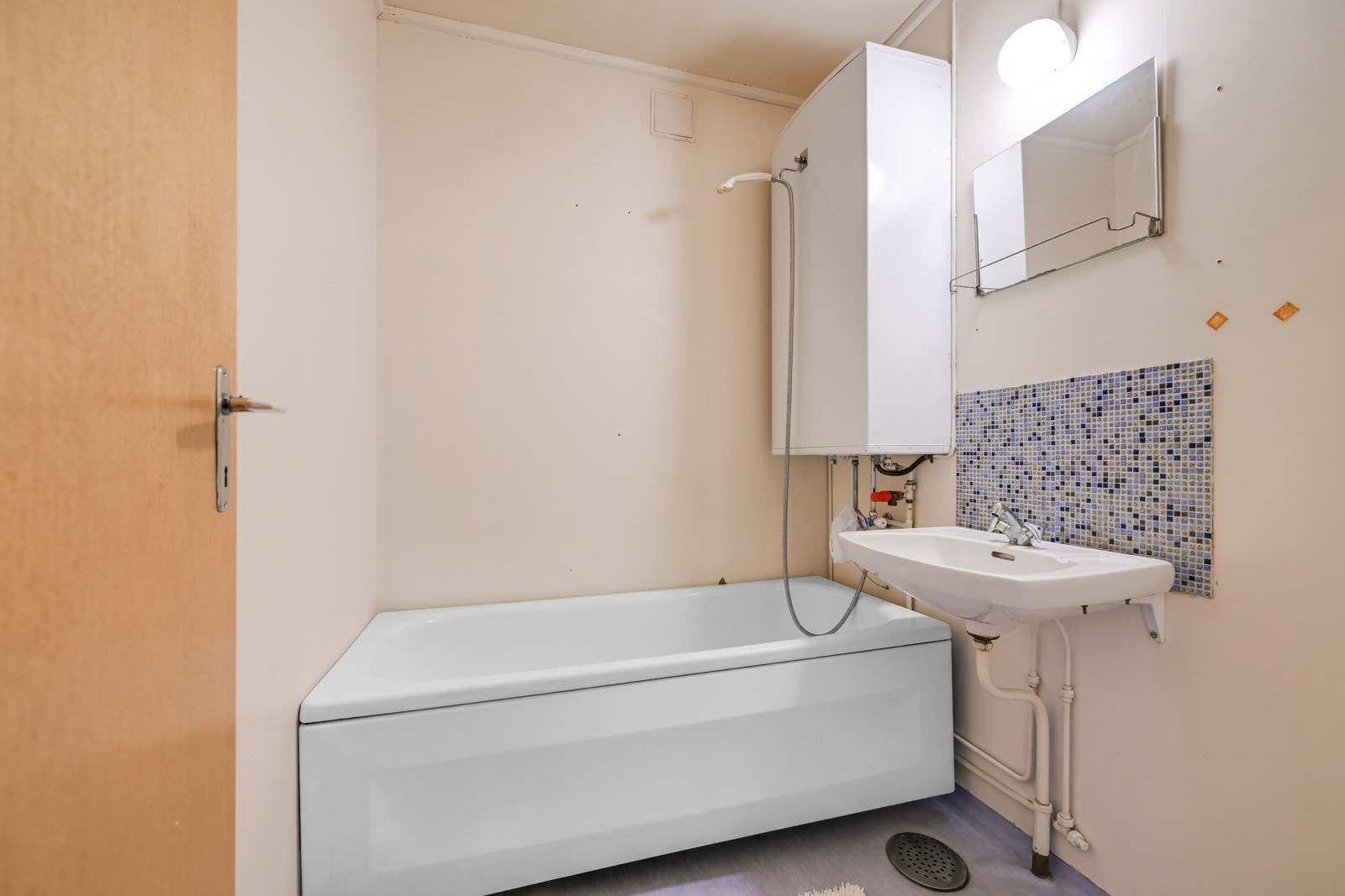 Baderom nr 2 er av enklere sort og rommer et badekar og servant Galleribilde