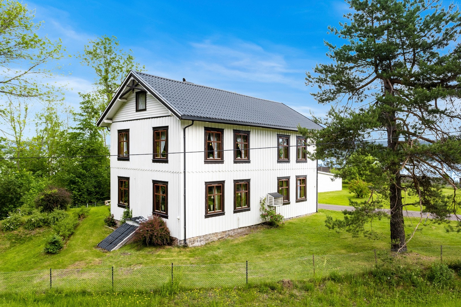 Sentrumsnært, samtidig som det er beliggende i et landlig område Galleribilde