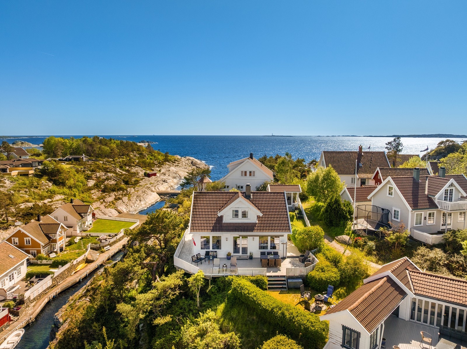 Velkommen til Herøya 28! Hytta er presentert av Andre Sandvik v/Aktiv Eiendomsmegling avd. Kristiansand. Galleribilde