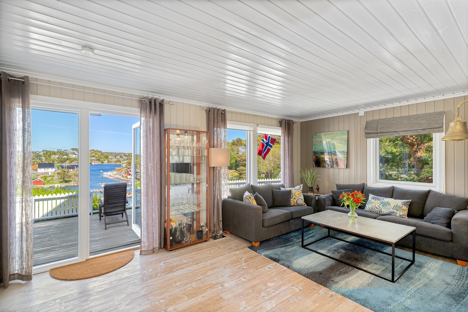 Fra stua er det utgang til en herlig terrasse Galleribilde