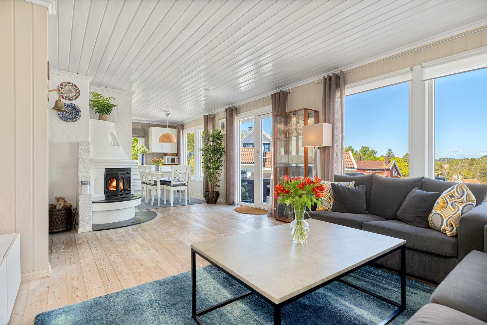 Flott stue med store vindusflater som slipper inn rikelig med lys. Galleribilde
