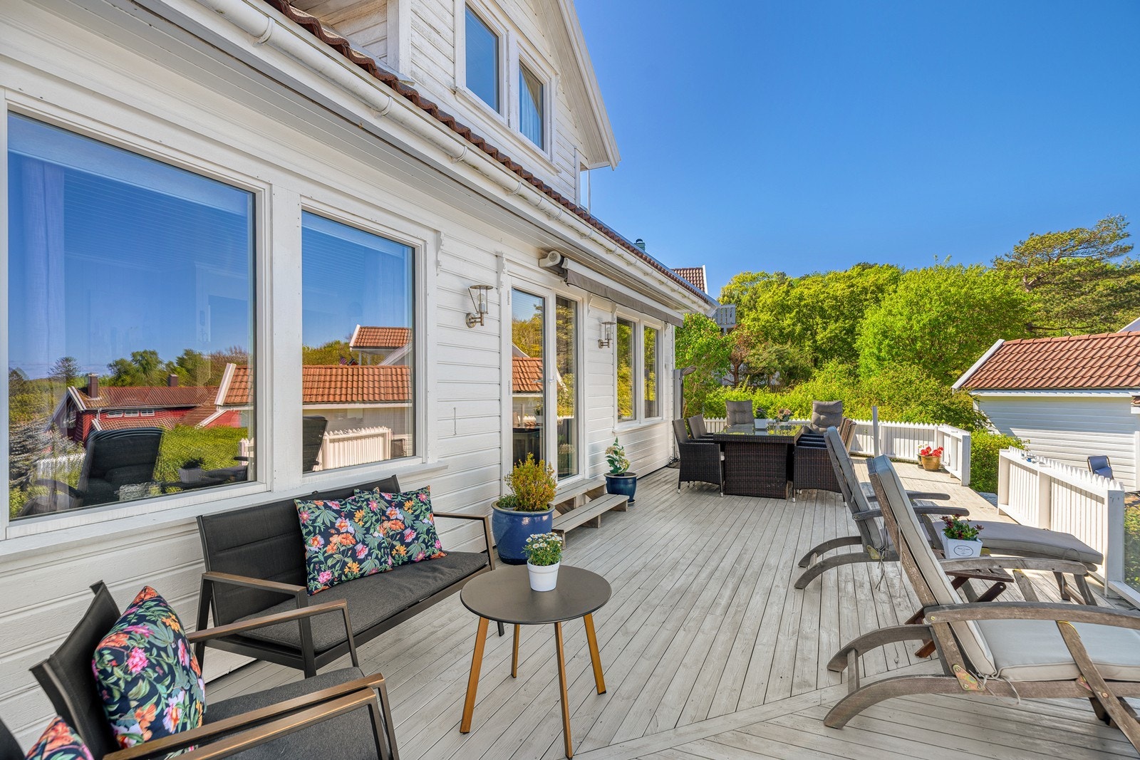 Stor, romslig terrasse med god plass til flere sosiale sittegrupper. Galleribilde