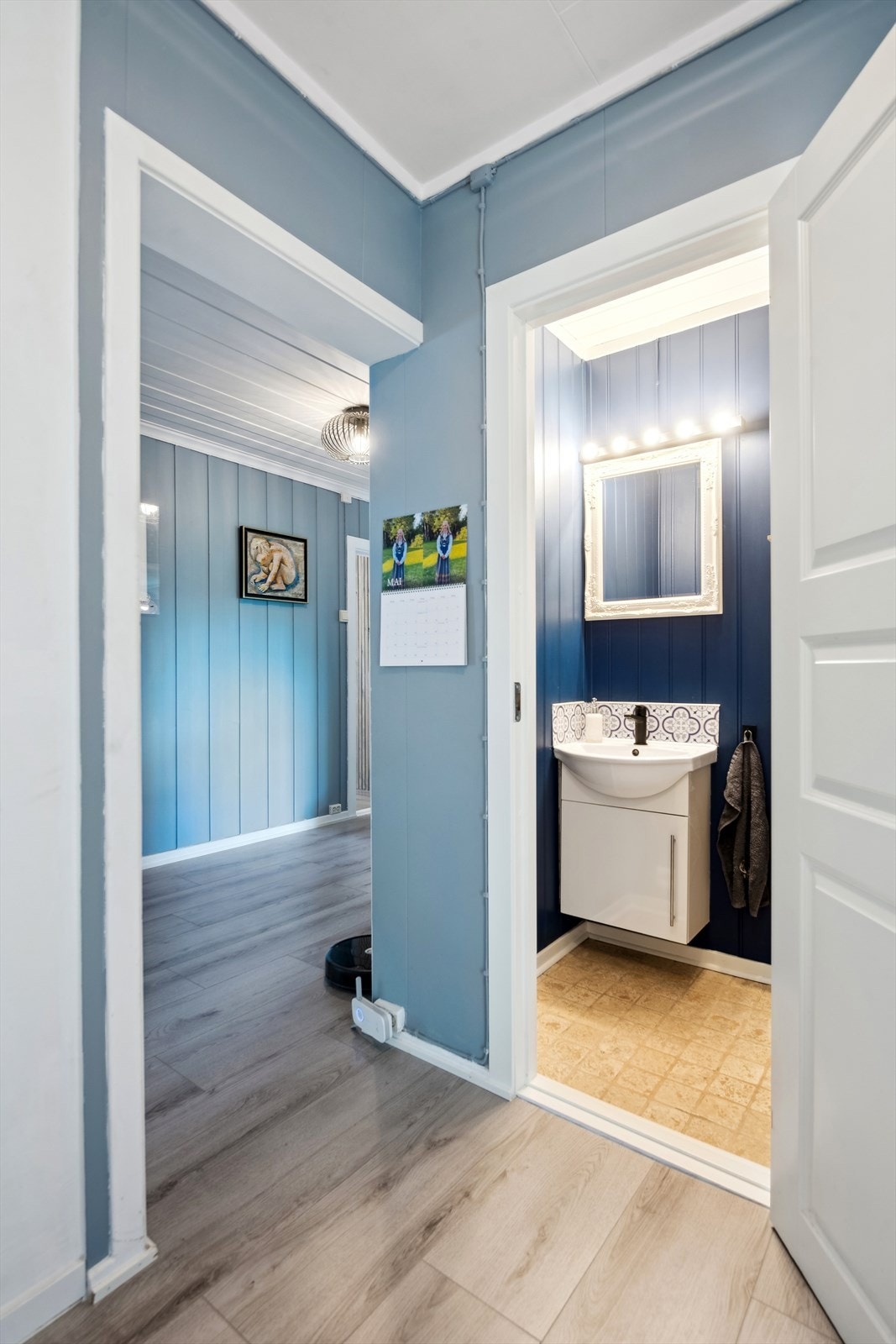 Separat toalettrom 2.etasje rehabilitert i 2012. Fliser på gulv og panelplater på vegger. Vegghengt toalett med innebygd sisterne og et vegghengt servantskap. Galleribilde