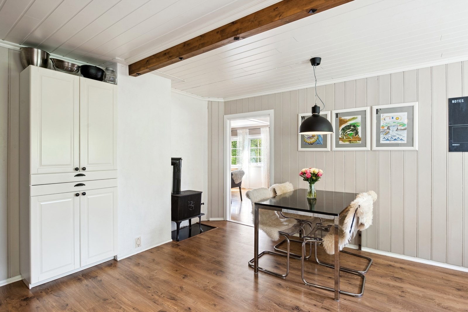 Kjøkkenet har godt med plass i skuffer og skap samt fin plass for en ekstra spiseplass. Oppvarming via vedovn. Galleribilde