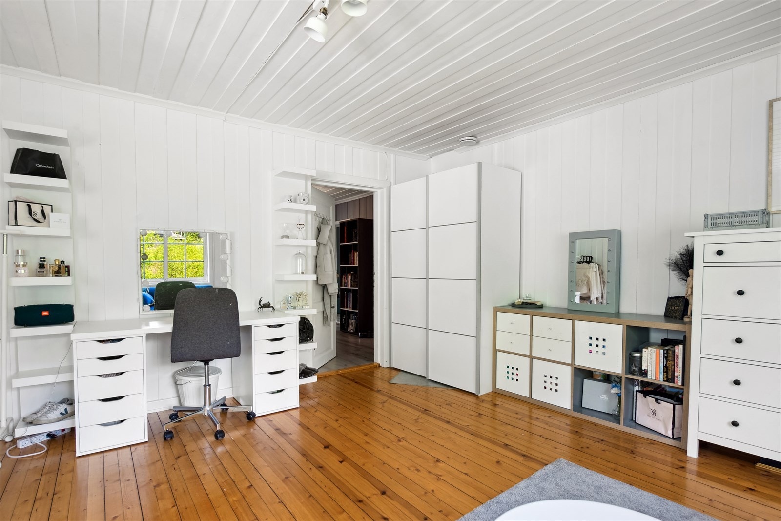 Rommene er lyse og trivelige og to garderober tilknyttet soverommene. Galleribilde