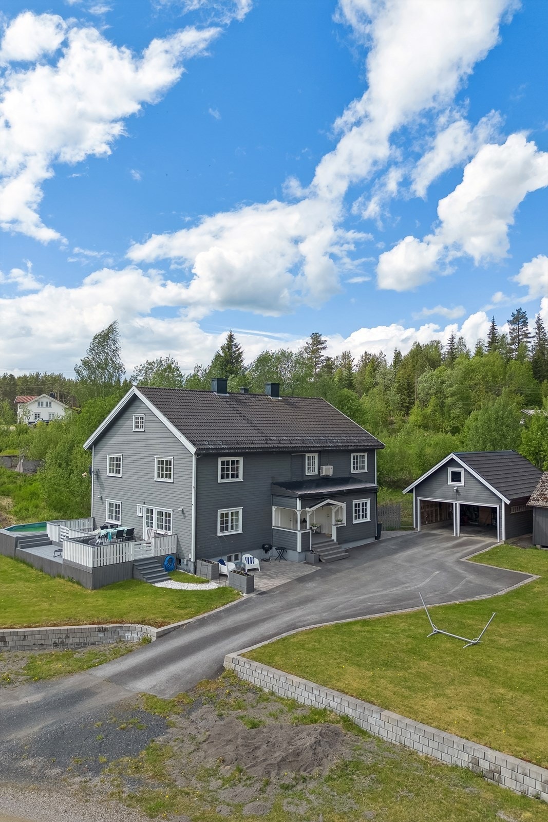 I tillegg til den romslige eneboligen er det oppført dobbelgarasje med innredet loft i 2005 på 12 m² og et eldre uthus på 42 m². Galleribilde