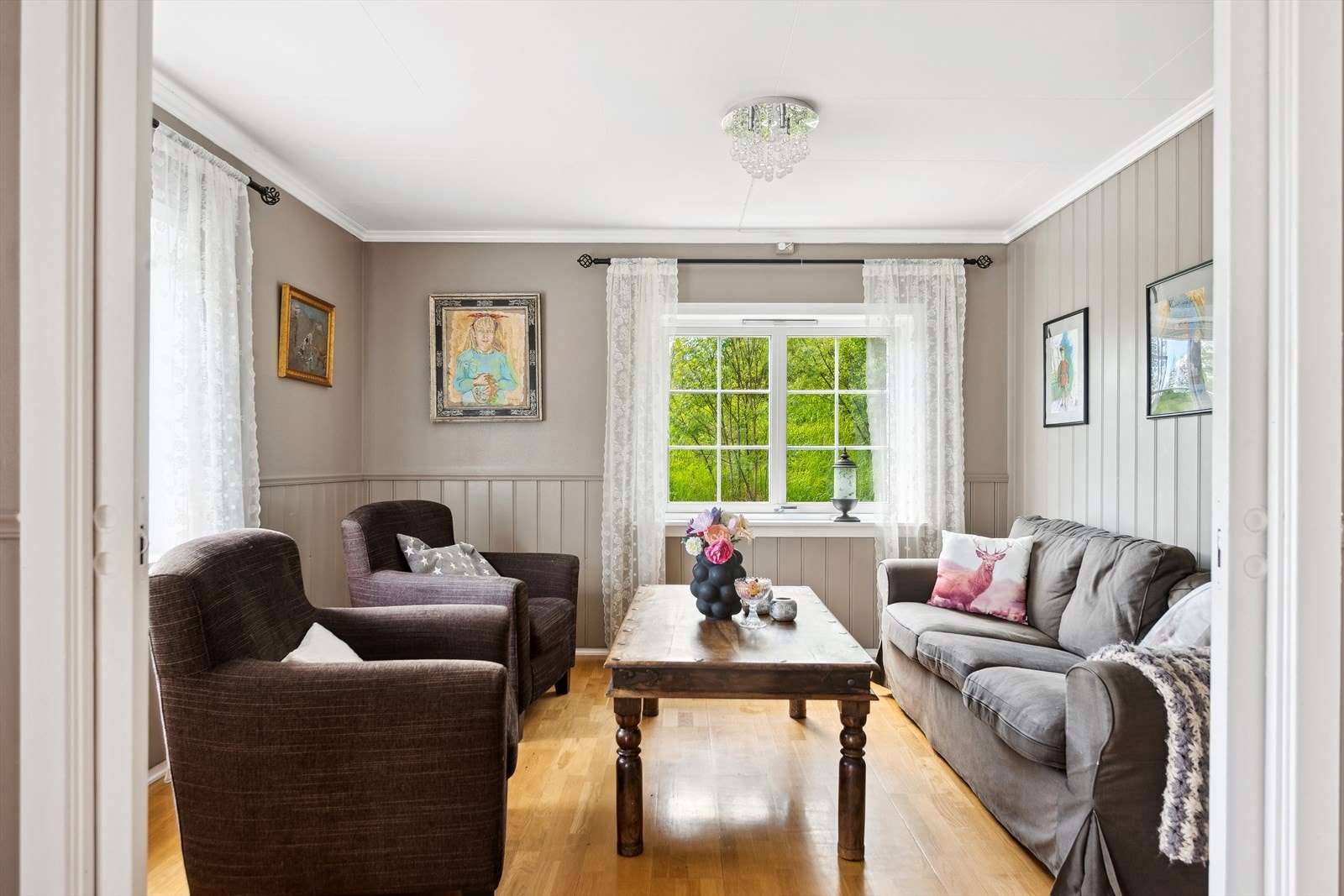 Stue med fin plass for sofamøblement og store vindusflater som gir rommet godt med naturlig lys. Galleribilde