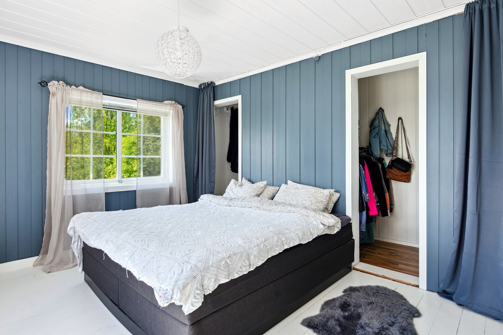 Andre etasje byr på hele fire soverom av varierende størrelse. Dette soverommet har tilgang til egen walk- in garderobe Galleribilde