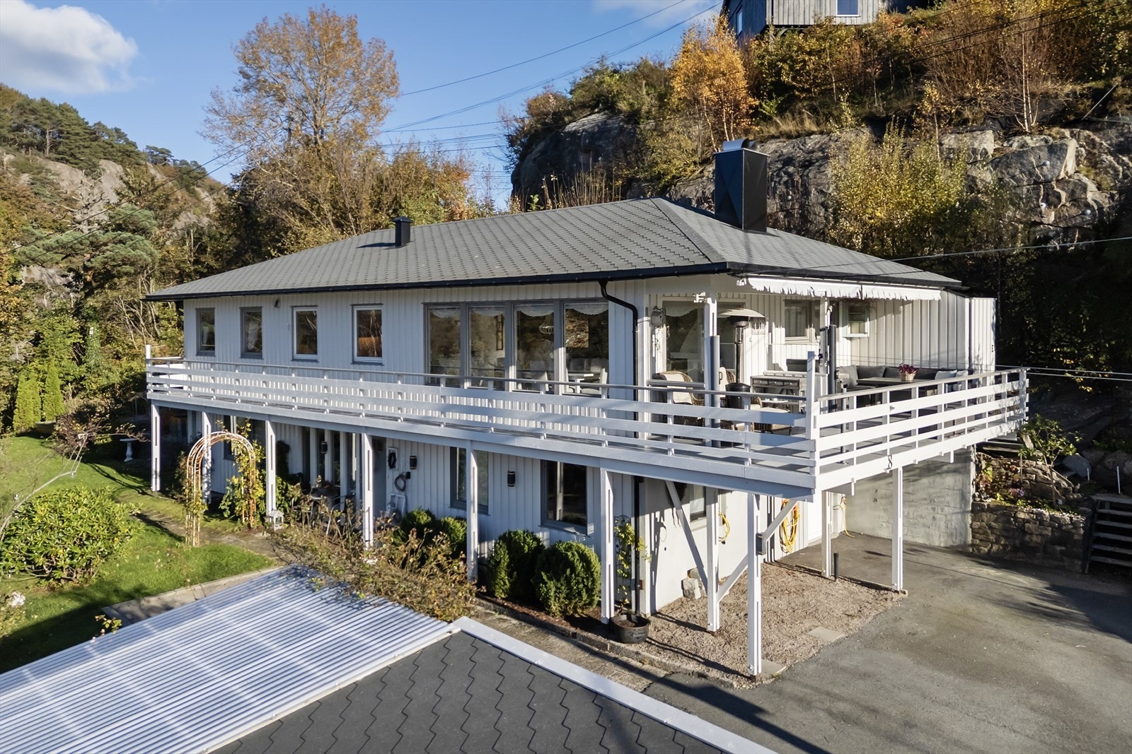 Boligen ligger på stor tomt med mange muligheter - Velkommen inn! Galleribilde