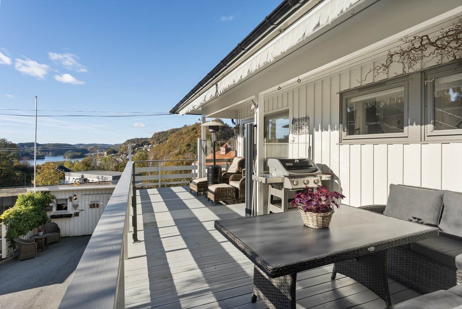 Fra stuen er det skyvebalkongdør til boligens flotte terrasse Galleribilde