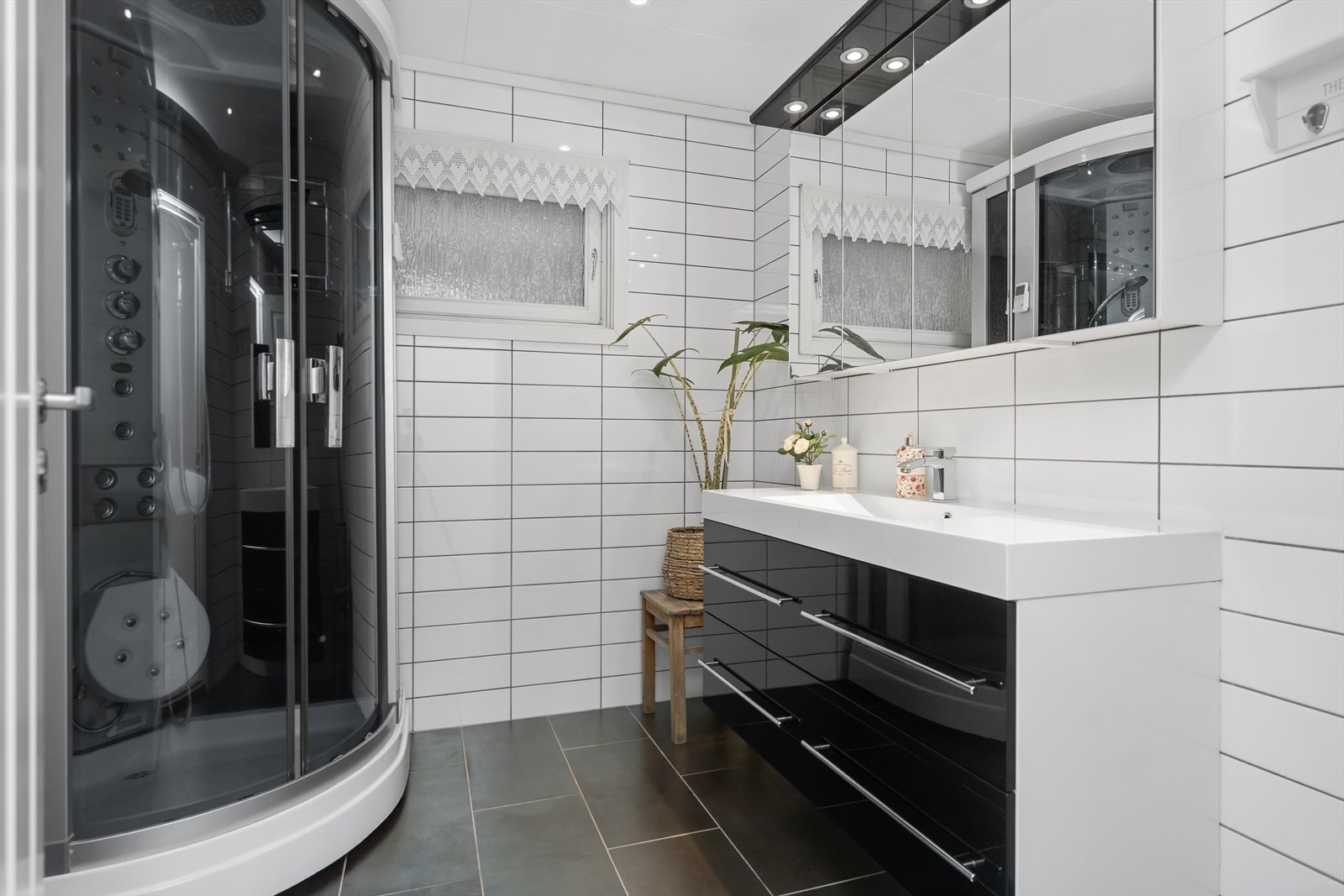 Bad hovedetasje - flislagt gulv med elektrisk gulvvarme Galleribilde