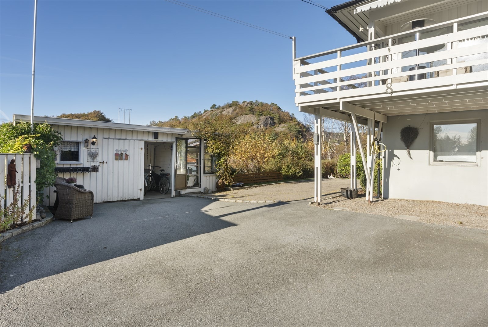 Stort uteområdet med flere parkeringsmuligheter Galleribilde