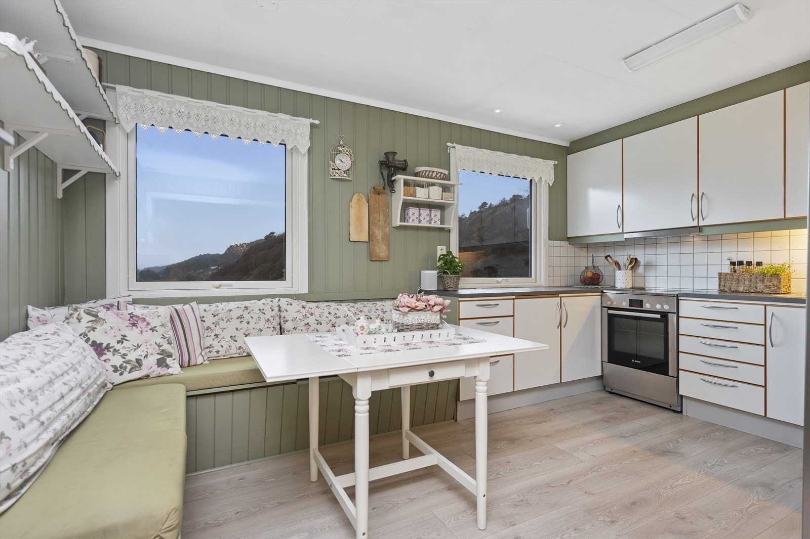 Sosial sittegruppe i forlengelse av kjøkkenet Galleribilde