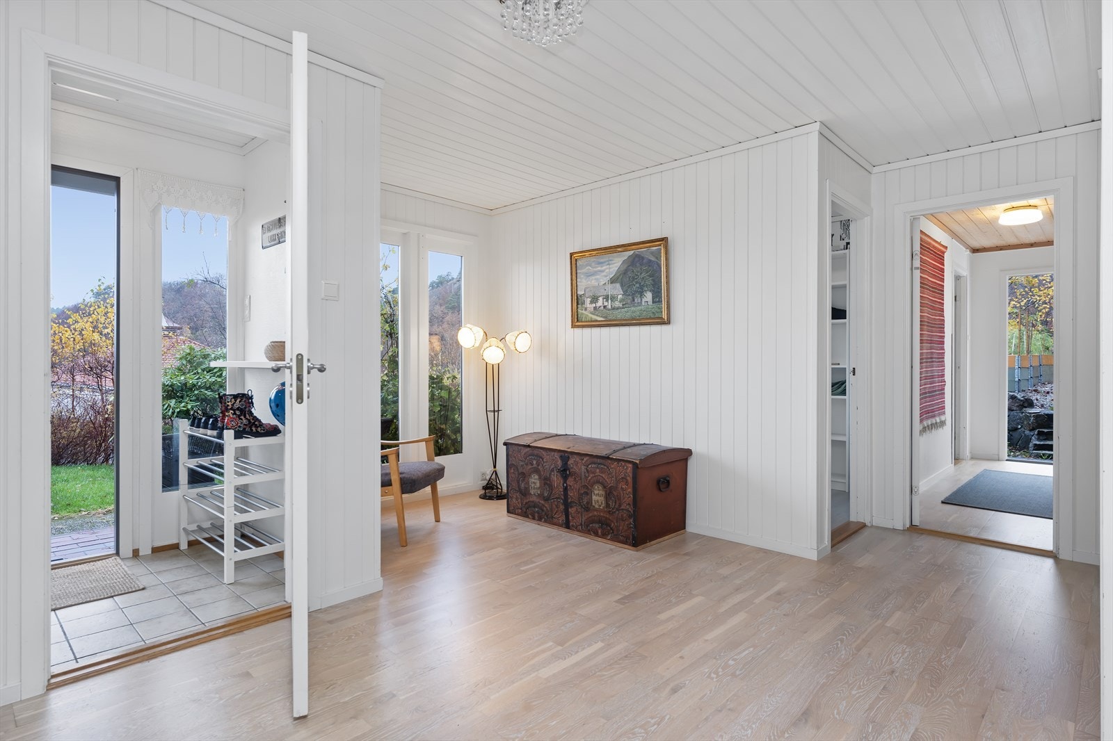 Romslig hall ved inngangsparti - Her er det også varmekabler Galleribilde