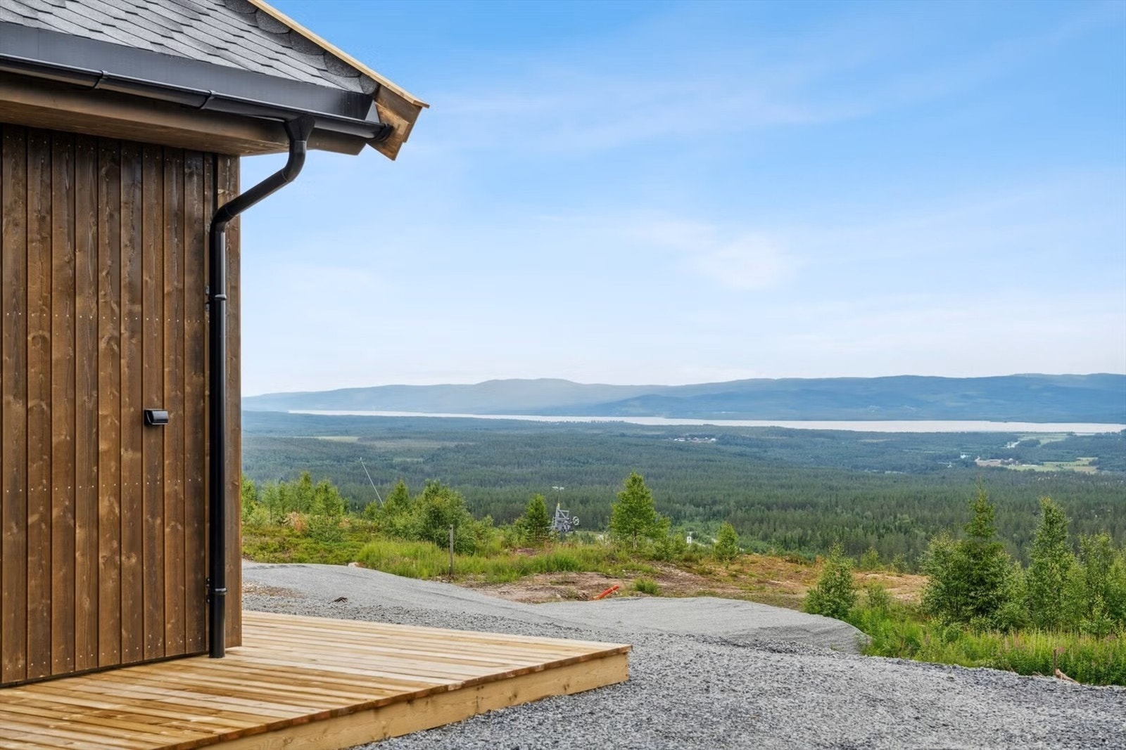 Hytta har en attraktiv beliggenhet midt i skibakken. Her ser man utsikten fra hytta utover skibakken på sommerstid. Galleribilde