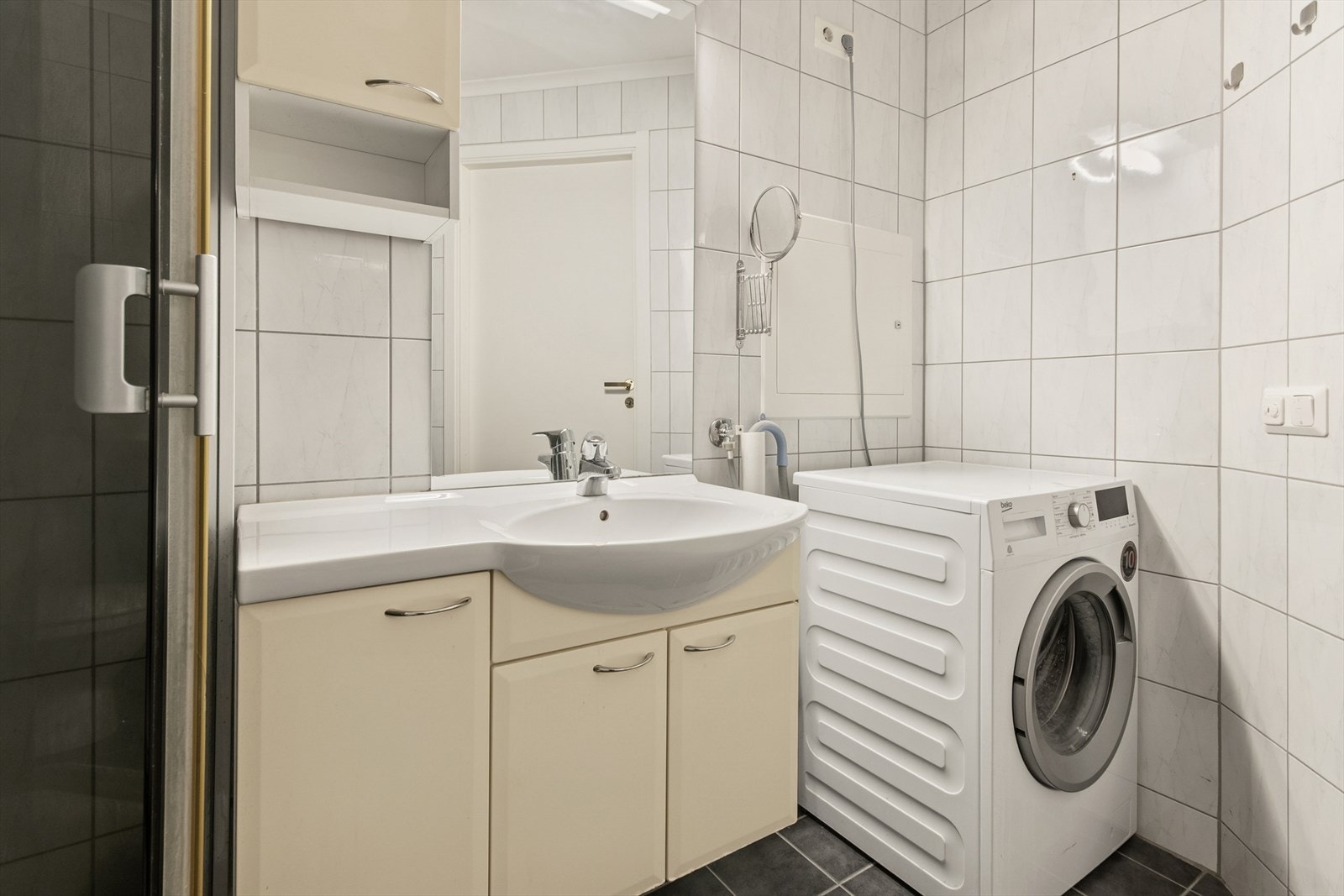 Opplegg for vaskemaskin på badet. Elektriske varmekabler i gulv. Galleribilde